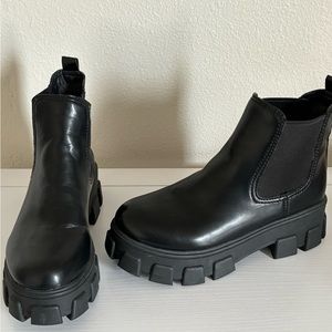 Women’s Circus by Sam Edelman Chelsea Boot, Size 9, Black